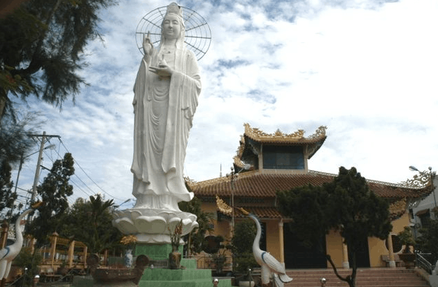 Một bức tượng Phật Bà Quan Âm được đặt trong sân chùa. 