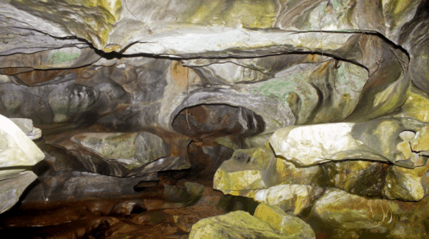 Những vách đá bị nước bào mòn trong hang