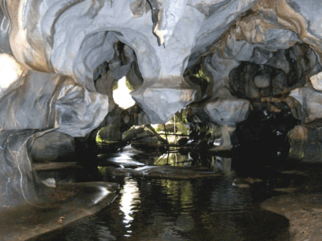 Những vách đá hình thù tự nhiên do nước bào mòn