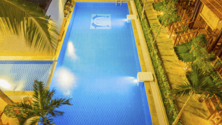 Bể bơi ngoài trời của khách sạn