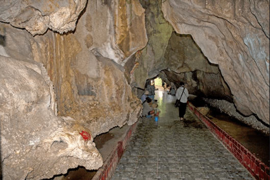 Những con đường dọc theo Cave Temple
