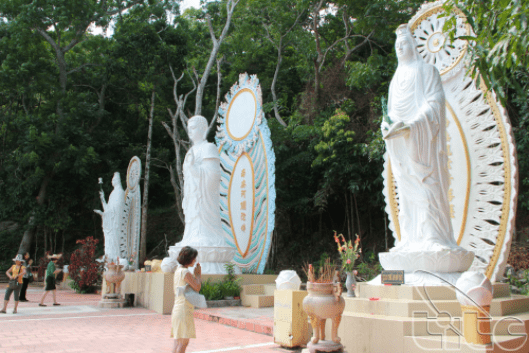 Một nhóm tượng của Phật Tom