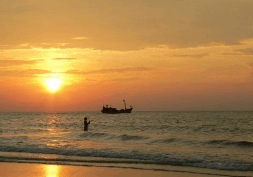 Khung cảnh bãi biển Thừa Đức lúc hoàng hôn