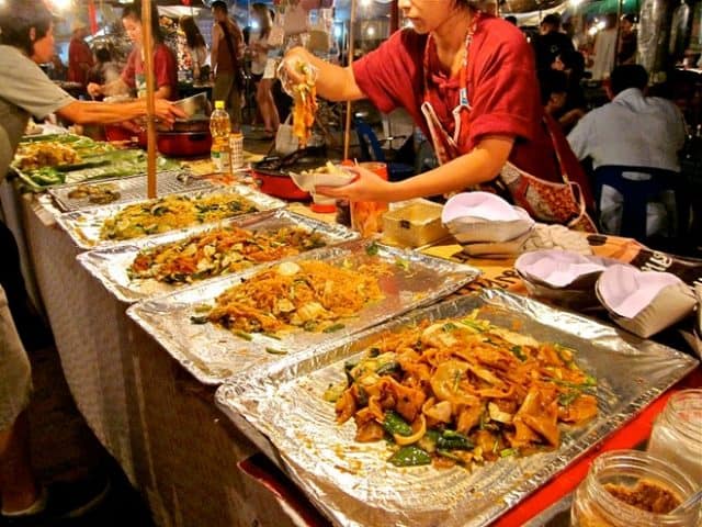 Tới Thái Lan mà không mua đồ ăn là điều vô cùng thiếu sót (ẢNH ST)