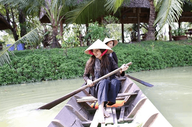 Chèo thuyền trên sông ở khu du lịch Lan Vương