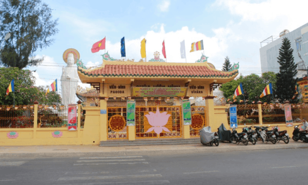 Cổng chùa Viên Minh Bến Tre