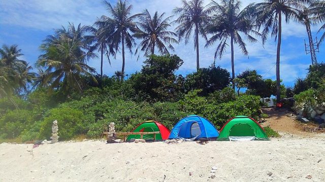 Cắm trại trên bãi cát với view biển cực thích (Ảnh ST)
