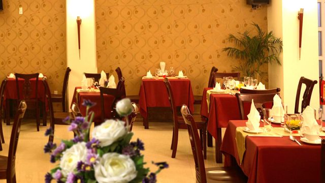 Nhà hàng trong khách hàng sạn ship hàng bữa ăn truyền thống cuội nguồn kiểu vn và châu âu (Ảnh ST)