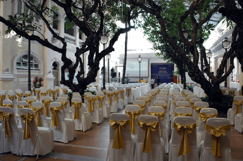 Khu vực họp ngoài trời tại Khách sạn Continental Sài Gòn
