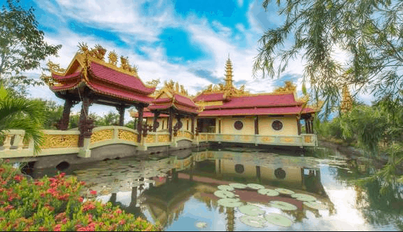 Khuôn viên hồ sen trong chùa Vạn Phước