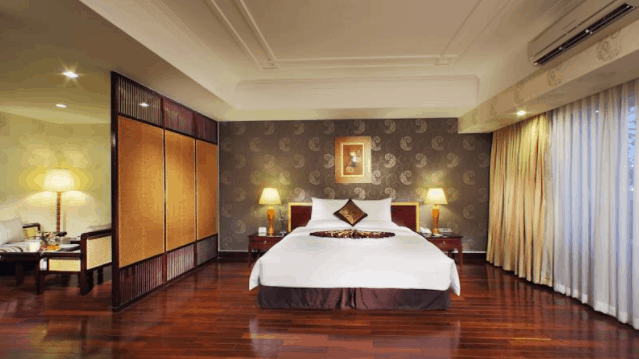 Phòng nghỉ khách sạn Rex có lối thiết kế hiện đại, ấm áp