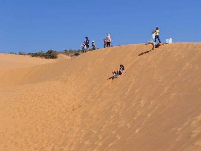 Nền cát ở đồi Phương Mai chặt, không lún quá sâu giúp du khách tiết kiệm sức lực trong quá trình di chuyển và đỡ mệt hơn (Ảnh ST)