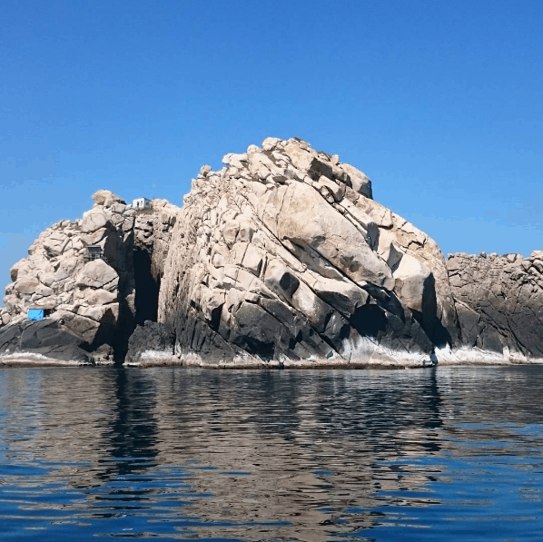 Vách đá dựng đứng giữa biển (Ảnh ST)