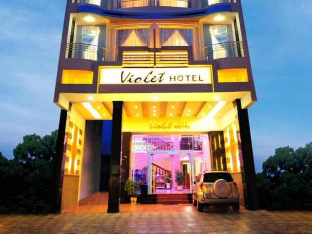 Violet khách sạn với 30 chống ngủ, nơi trưng bày tại trung tâm thành phố Nha Trang bí quyết biển chỉ vài bước đi (Ảnh ST)
