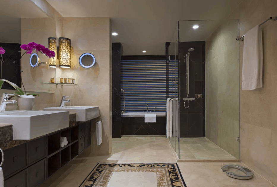 Không gian phòng tắm được lát bằng đá cẩm thạch
