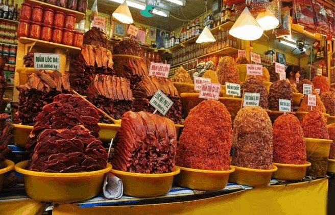 Nhiều loại mắm khác nhau được bán ở chợ Châu Đốc