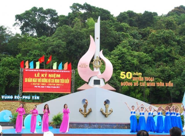 Lễ kỷ niệm 50 năm huyền thoại đường Hồ Chí Minh trên biển diễn ta tại di tích tàu không số (Ảnh ST)