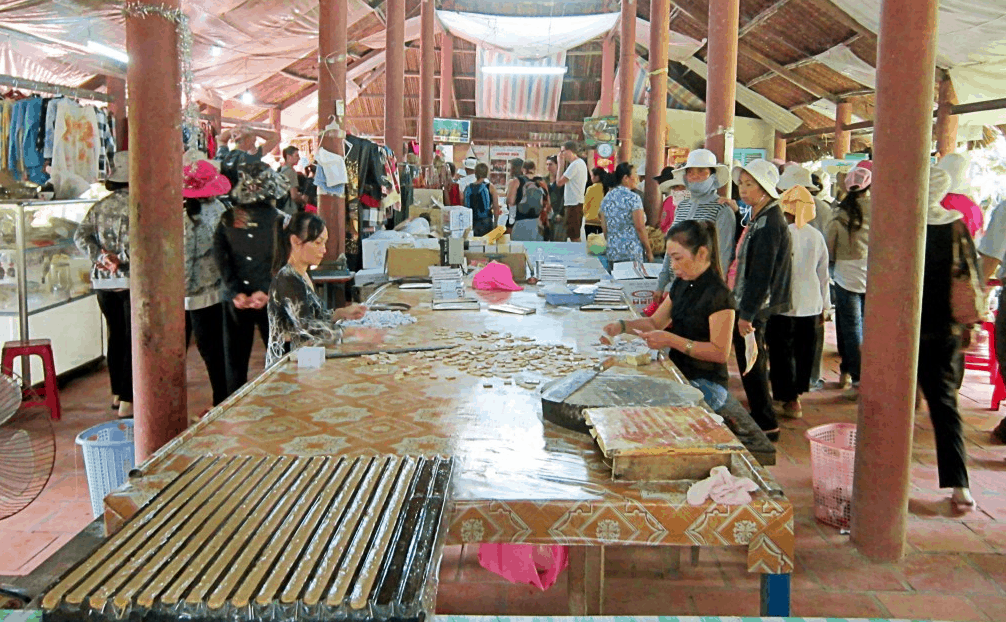 Tham quan xưởng làm kẹo dừa tại Bến Tre