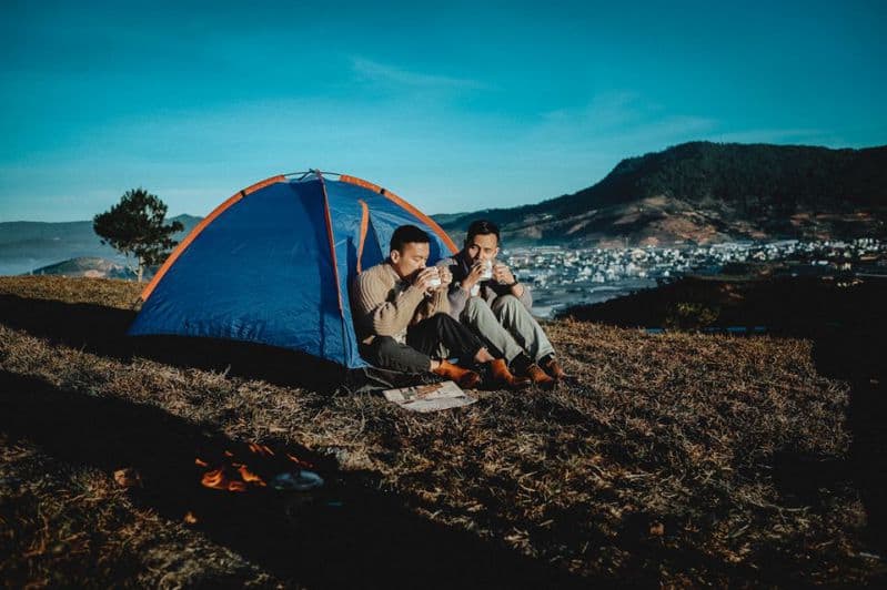 Còn gì tuyệt hơn khi cùng bạn bè cắm trại, uống trà nóng và thưởng ngoạn phong cảnh nơi đây!  (Hình ảnh: ST)