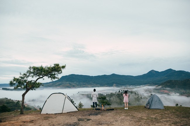 Cắm trại cả đêm để cảm nhận sương mù về đêm hay cái se lạnh của buổi sớm cùng không khí vô cùng trong lành nơi đây ... (Ảnh: ST)