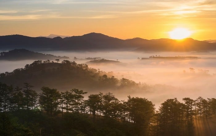 The sun appeared in harmony with cloudy mountains.  (Photo: ST)