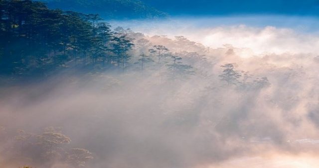 Clouds and mountains coincide fancifully at Thien Phuc Duc hill (Photo: ST)