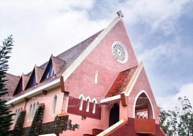 Thiết kế mái độc đáo của nhà thờ (Ảnh: ST)