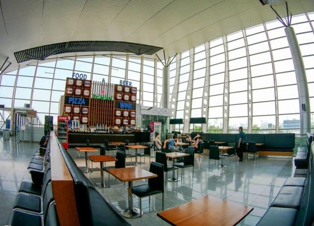 Các nhà hàng trong sân bay được bài trí hiện đại (Ảnh ST)