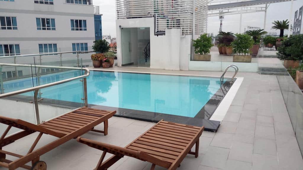 Ngoài dịch vụ thì khách sạn còn ghi điểm nhờ hệ thống bể bơi trong lòng khuôn viên xanh mát 