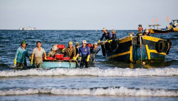 Pictures of fishermen in Phuoc Hai fishing village