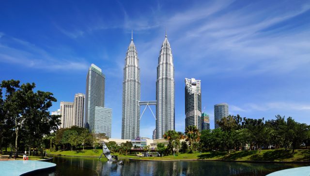 Khám phá tòa tháp đôi Malaysia cao chọc trời - Petronas Twin Towers