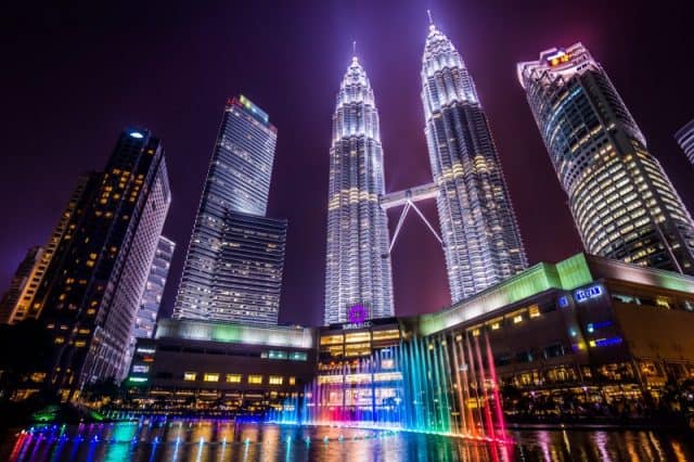 Khám phá tòa tháp đôi Malaysia cao chọc trời - Petronas Twin Towers