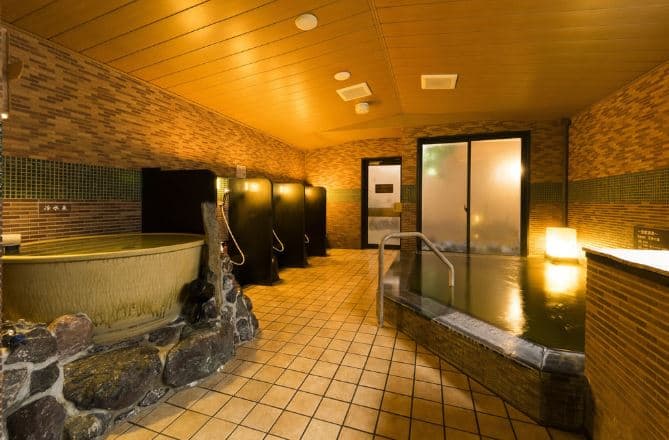 Khách sạn Dormy Inn Umeda Higashi Natural Hot Spring sở hữu một bồn tắm thủy lực.