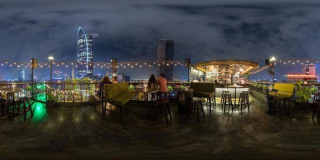 Ngắm nhìn Bitexco về đêm từ rooftop bar ZUMA (Ảnh ST)