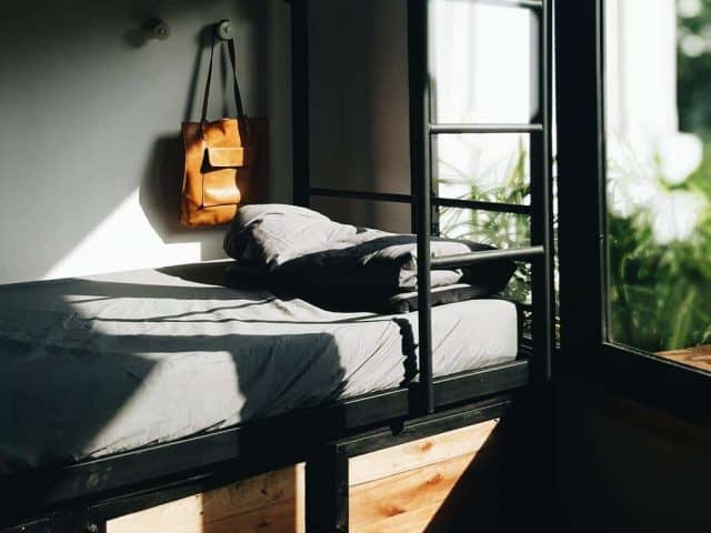Giường ngủ thoải mái có thể trở thành địa điểm lý tưởng cho những bức hình “sống ảo” lung linh của bạn. (Ảnh ST)
