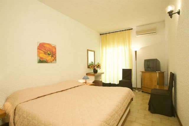 Phòng ngủ đầy đủ tiện nghi của khách sạn Long Hải beach ( Ảnh ST)