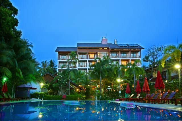 Bể bơi ngoài trời của khách sạn tropicana resort phú quốc (Ảnh ST)