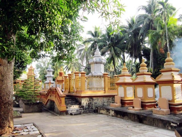 Tháp mộ tại chùa Vĩnh Tràng (ảnh ST)