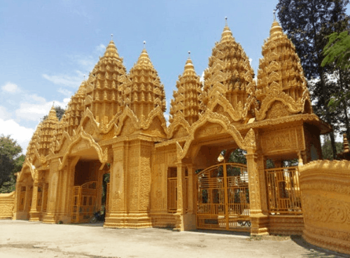 Cấu trúc đặc trưng cùng màu vàng nổi bật của chùa Vàm Rây dễ làm người ta liên tưởng đến khung cảnh xứ sở chùa Vàng xa xôi