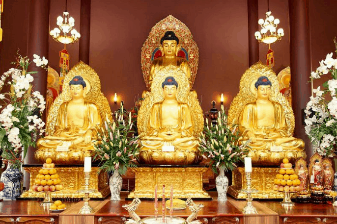 Bên trong điện thờ Phật nghiêm trang.