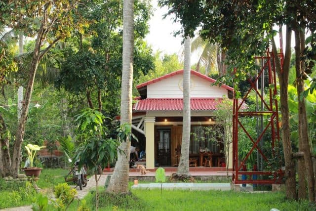 Khuôn viên của homestay Culyt Huong Tra (ảnh ST)