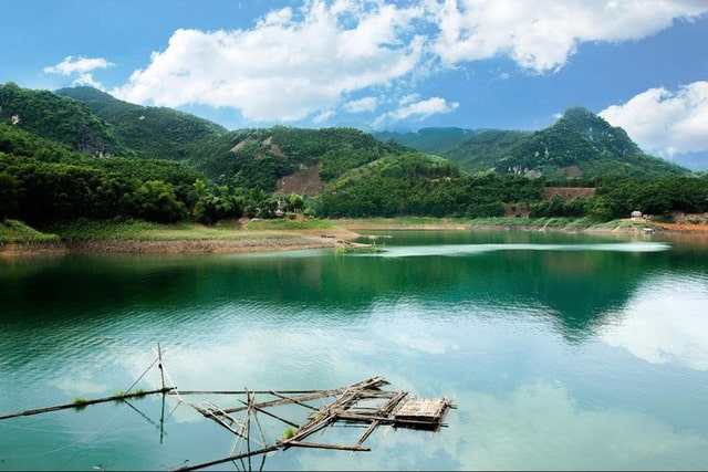 Phong cảnh sông núi hữu tình ở Thung Nai (Ảnh: ST)