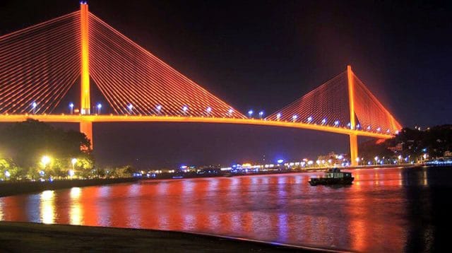 Bai Chay Bridge at night (photo ST)