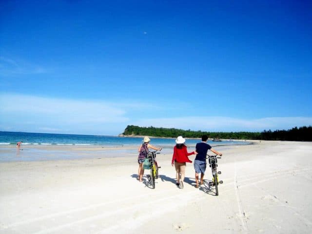 Taking a car for a walk on the beach (photo ST)