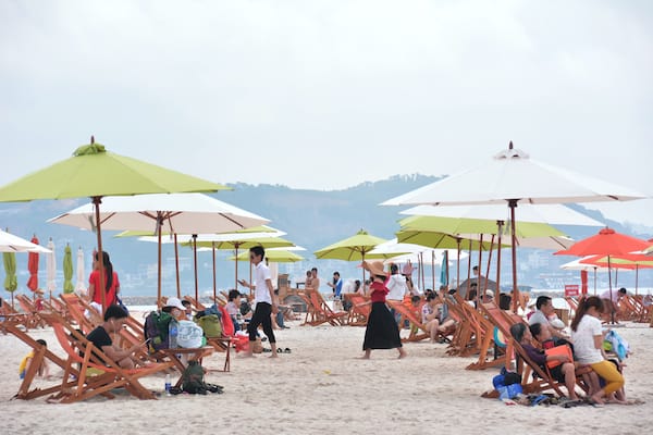 Tourists lie down and relax on the beach (Photo ST)