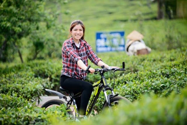 Ngắm phong cảnh Mộc Châu trên chiếc xe đạp (ảnh ST)