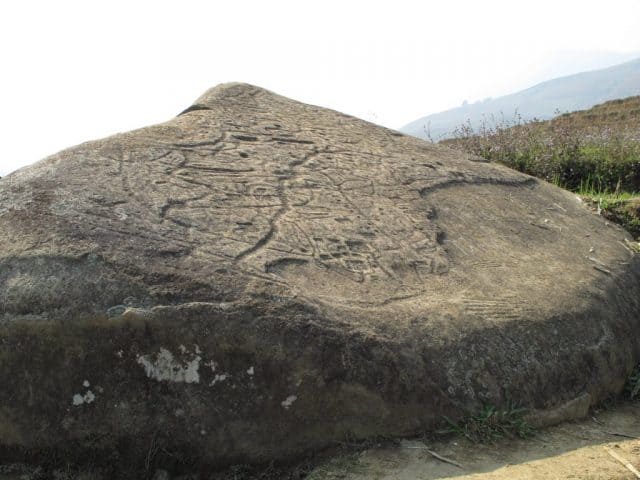 Những hoa văn mơ hồ trên bãi đá cổ Sapa (ảnh ST)