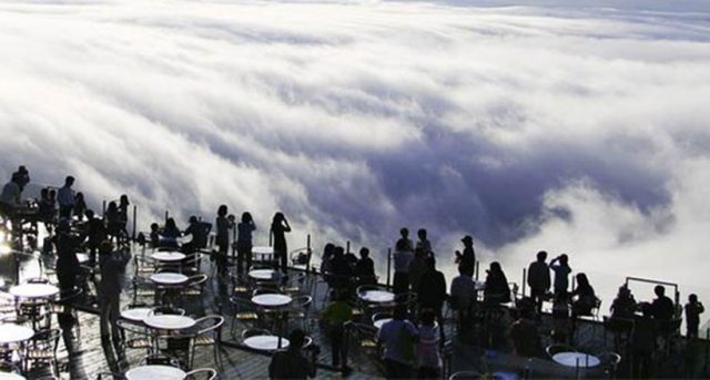 Phiêu bồng giữa biển mây trên đỉnh Unkai Terrace (ảnh ST)