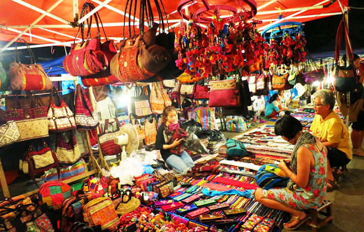 Souvenirs at Ha Long night market (photo ST)