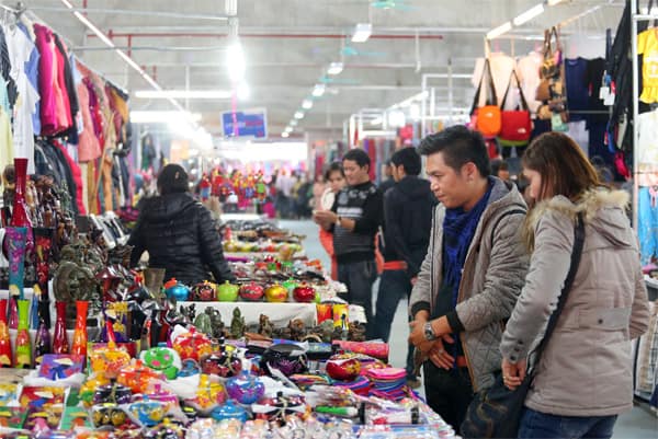 Ha Long night market